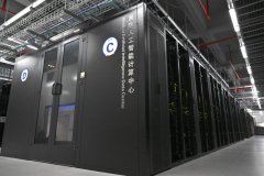 企业宇树科技的人形机械人和正在2025年收集峰会